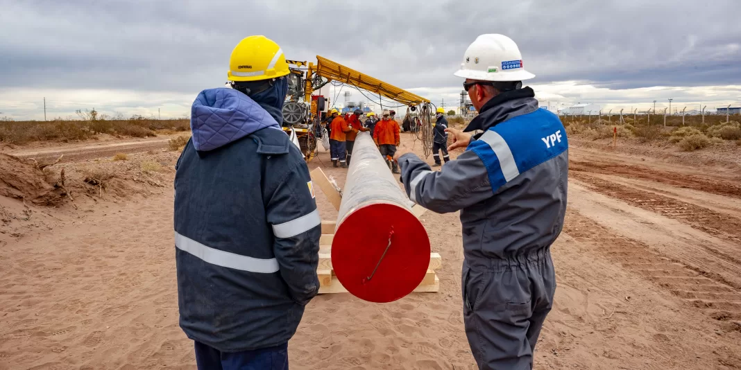 YPF oficializó su incorporación en la iniciativa para la instalación del buque de licuefacción “Hilli Episeyo” en Río Negro.