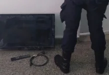 Las Grutas: detuvieron a un hombre que caminaba por la calle con un televisor y trató de escapar de la Policía