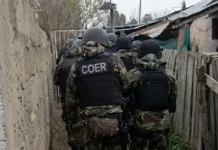 Lamarque: desbarataron un kiosco de drogas tras tres meses de investigación Agentes del COER con equipo táctico avanzan por un pasillo estrecho entre muros y vallas de madera